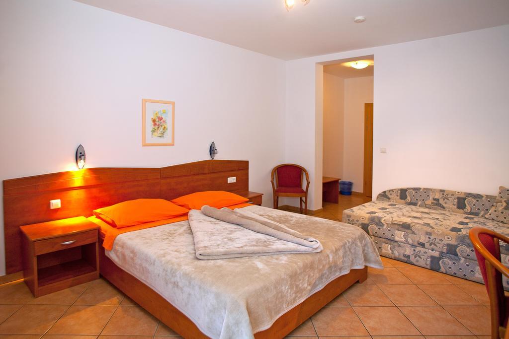Guesthouse Villa Adria Malinska Extérieur photo